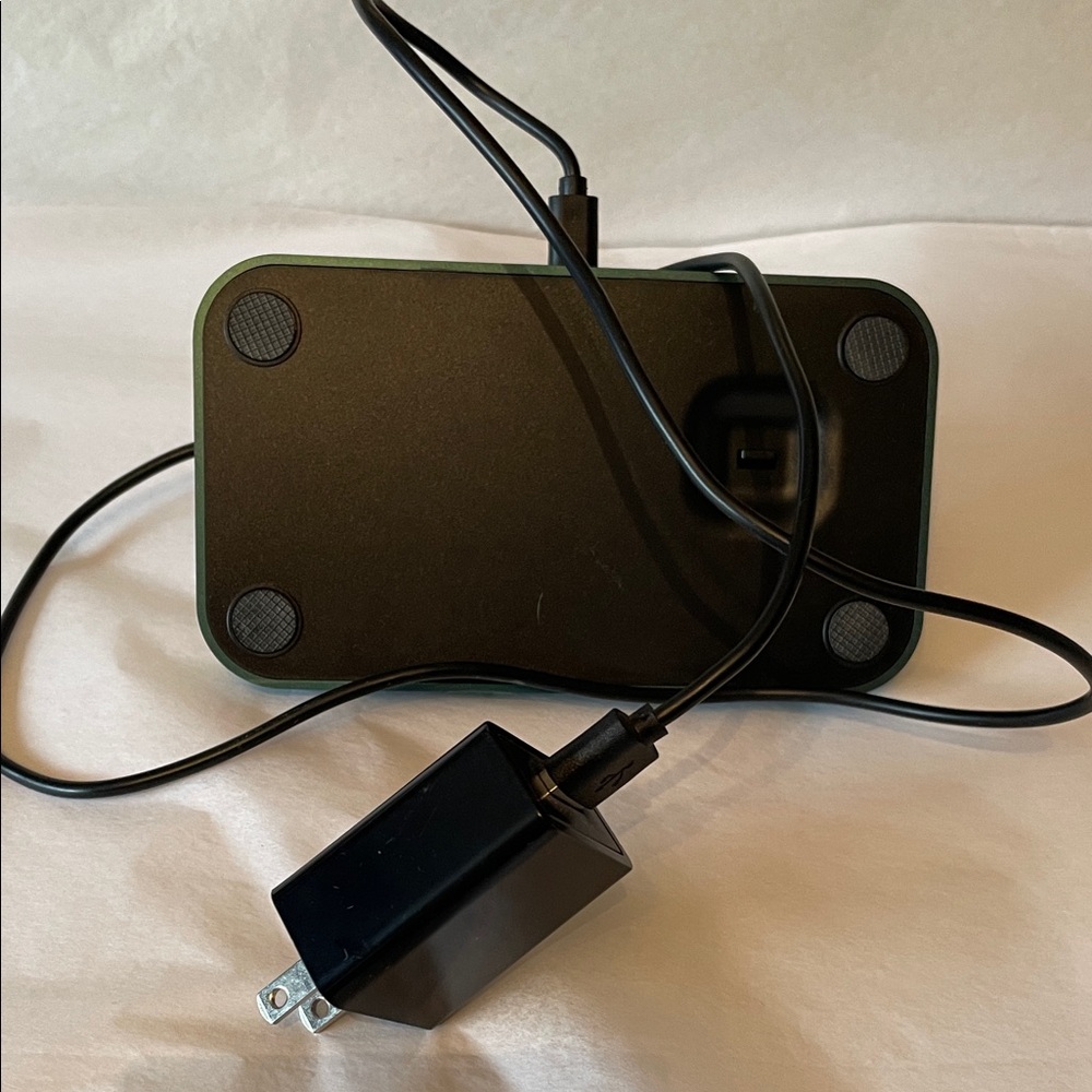 Universal Green Charging Station with Adapter - Picture 3 of 6